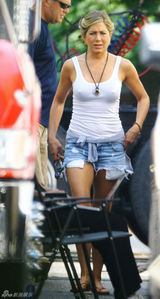 组图：安妮斯顿背心短裤现身 不穿内衣凸点