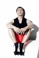 组图：吊环王陈一冰秀肌肉展自信笑容