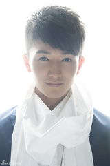 组图：许诺拍摄新造型照 帅气忧郁并存秀气质