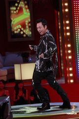 组图：草蜢主持《华丽明星赛》 袁咏仪黎耀祥齐录影