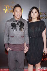 组图：吴尊当爸派红包 吴镇宇走秀范儿足获赞