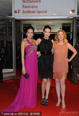 幻灯图：《发明之父》首映 三女星艳丽裙装比美