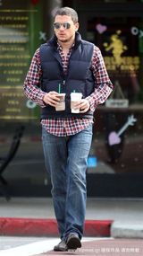 幻灯图集：米帅街头买咖啡 留络腮胡硬朗有型