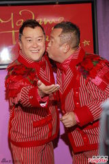 组图：曾志伟蜡像惊人逼真 摆奖门人招牌动作