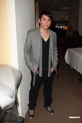 周慧敏彩裙优雅亮相 获绯闻旧爱黄凯芹献吻(图)