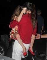 组图：阿汤嫂携苏瑞曼哈顿深夜买甜点