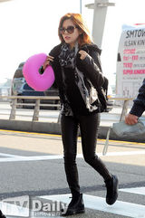 组图：少女时代赴华宣传黑白搭现身机场