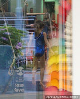 组图：苏瑞练体操玩高难度动作 凯蒂打电话业务繁忙