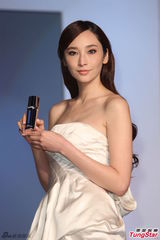 组图：吴佩慈亮相品牌代言礼裙别致优雅