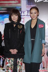 组图：陈奂仁助阵电影首映 何佩瑜不秀性感