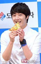 组图：丁一宇missA秀智甜蜜出席代言活动