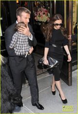 组图：小贝抱女儿离开秀场 小七被闪光灯吓坏