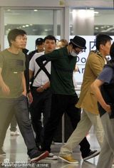 组图：俞灏明口罩遮面赶戏 身材消瘦仍穿弹力衣