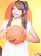 组图：萝莉创作歌手许雅涵运动写真萌态十足