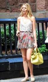 组图：《绯闻女孩》片场 布莱克花短裙秀长腿