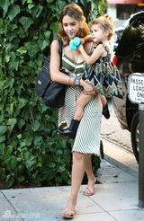 组图：阿尔巴携爱女出行 小奥内短裙皮靴星范十足