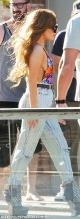 组图：Lady Gaga真空上阵装扮雷人 水桶腰胸部侧漏