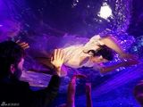 组图：秀场女舞者湿身露点躺水中 观众伸手触摸