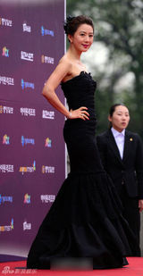 组图：百想红毯朴有天帅气 女星主打黑裙秀性感