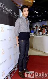 组图：少时Tiffany李玹雨等出席活动墨镜拉风