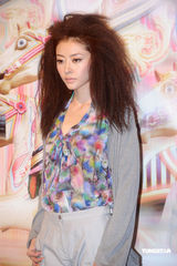 幻灯图集：乐基儿熊黛林等名模为服饰发布会走秀