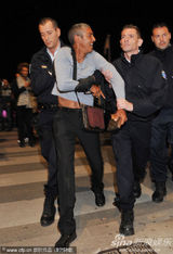 高清：《的士速递》男星萨米-纳塞利与警察搏斗被捕