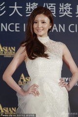 组图：日女星木下美咲争新人奖 豪车薄纱映美腿