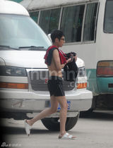 组图：撒贝宁穿情侣鞋探班章子怡 清凉玩漂流