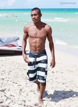 幻灯图集：科特迪瓦中场卡劳和女友迈阿密海滩戏水