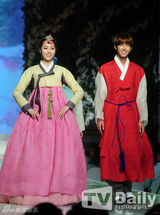 组图：南宝拉林时完穿韩服走秀 为单亲妈妈筹款