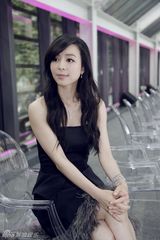 组图：张静初黑色修身小礼服受邀活动典雅