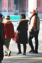 组图：张兴哲现身机场脸伤未愈口罩严实