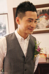 组图：何晟铭走入百年名校 “四爷”出行引围观