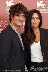 组图：《炎夏》记者会 贝鲁奇中性装亮相也妩媚