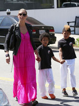 高清组图：海蒂-克鲁姆和儿子出行 夹克搭配长裙