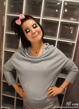 组图：阿雅首晒大肚照 当孕妇仍搞怪