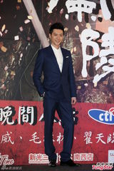 组图：冯绍峰台湾会粉丝 与《兰陵王》面具合影