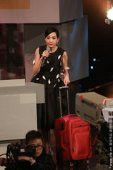 组图：张家辉Baby获最佳衣着 吐槽根本走不动路