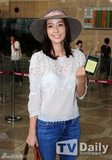 组图：孙泰英赴中国拍电影 白色透视装现身机场