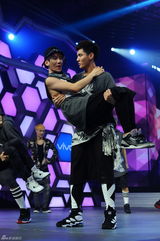 组图：韩国组合EXO亮相快本 边伯贤压倒kris