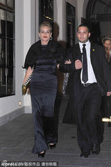 组图：莎朗斯通盛装出席 专人搀扶如老佛爷出巡