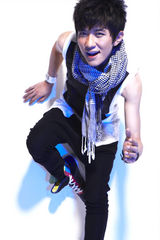 组图：大左烟熏妆写真出炉 化身百变潮男