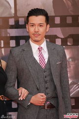 组图：方皓文金像奖红毯黑裙保守 不露事业线