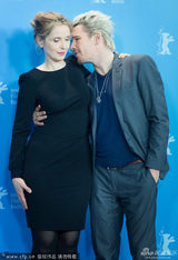 组图：《爱在午夜降临前》发布 伊桑朱丽耳语