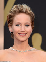 组图：詹妮弗-劳伦斯抹胸裙娇艳似火 现场跌倒