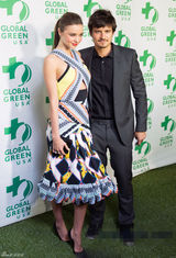 组图：米兰达可儿携夫秀恩爱 频放电双腿充血