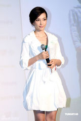 幻灯图：李冰冰白衣出席公益活动 现场教授手语