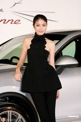 幻灯图：陈慧琳黑色露肩装配长裤现身 潮妈捞金有术