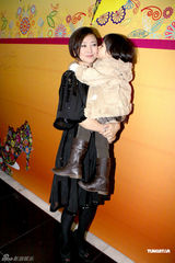 组图:翁虹亮相为朋友庆生 俯身哄女儿大秀性感