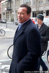 组图：施瓦辛格亮相纽约街头优雅绅士